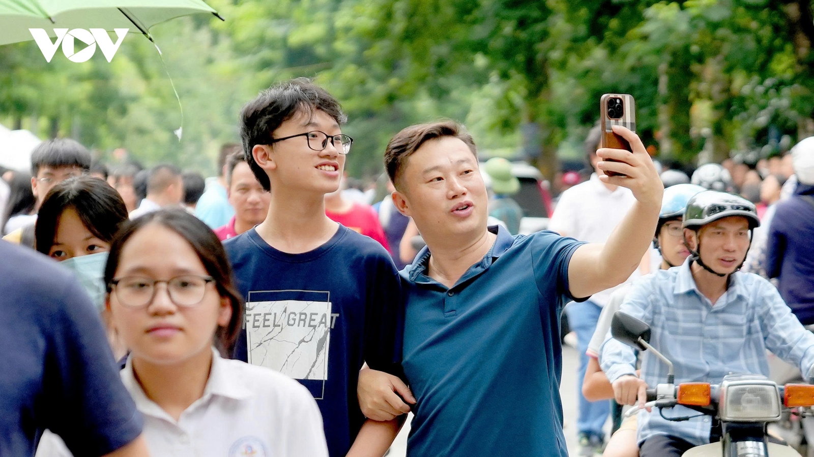 Hơn 100.000 thí sinh Hà Nội hoàn thành môn thi Ngữ Văn